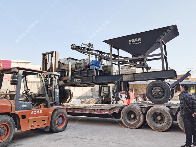 2PG1200x800移動式對輥制砂機設(shè)備發(fā)貨圖片