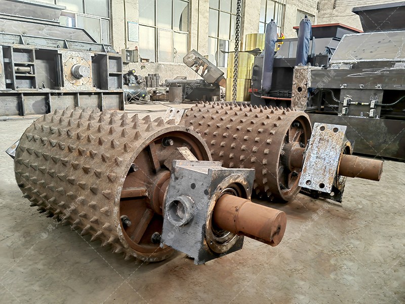 為什么越來越多的工程選擇雙齒輥破碎機處理水泥路面？